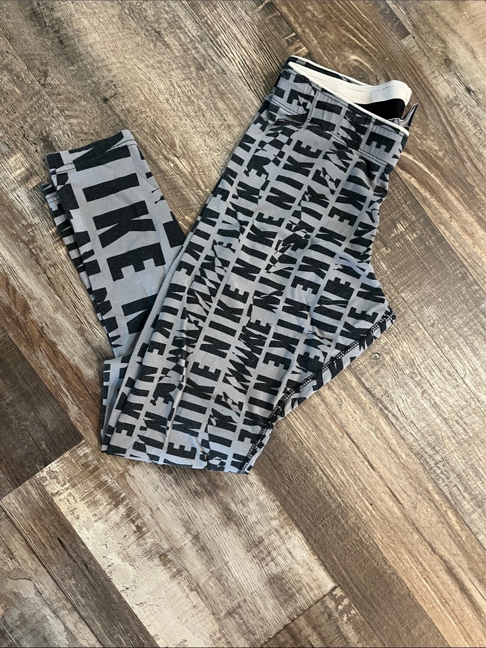 Nike Black & Gray Logo Print women’s Leggings